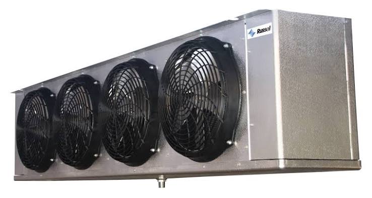 Walk-in cooler repair technician servicing commercial unit 0552487802