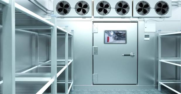 Walk-in cooler repair technician servicing commercial unit 0552487802