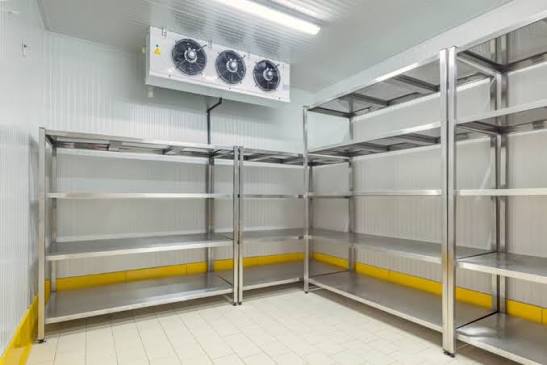Walk-in cooler repair technician servicing commercial unit 0552487802