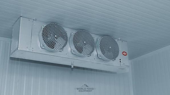 Walk-in cooler repair technician servicing commercial unit 0552487802